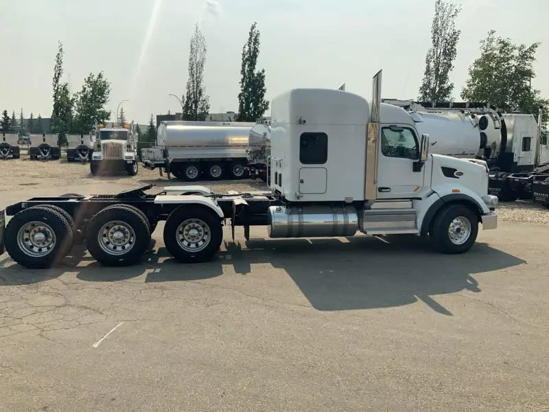 2019 Peterbilt 567 Tri/A Sleeper Truck Tractor