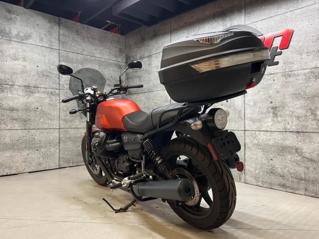 2021 moto guzzi V7 STONE