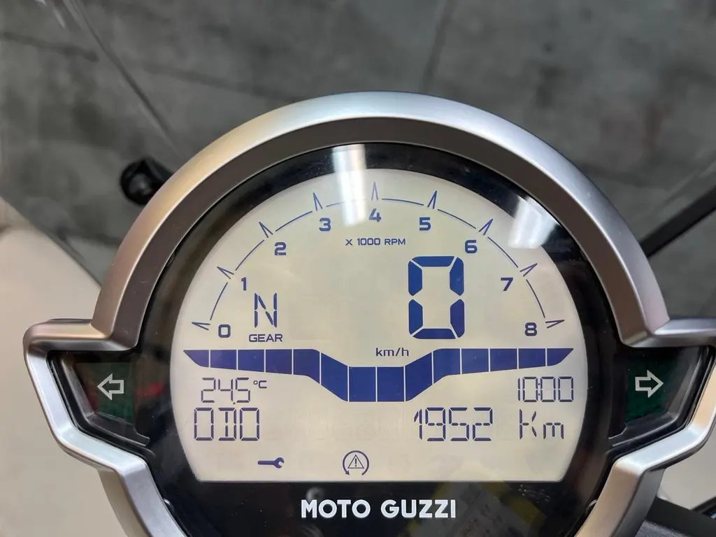 moto guzzi V7 STONE 2021