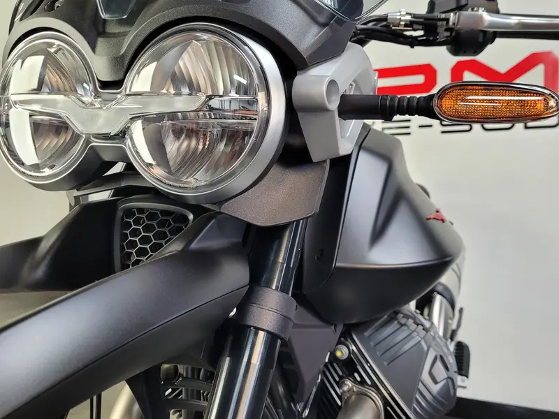 2025 Moto Guzzi V85 STRADA