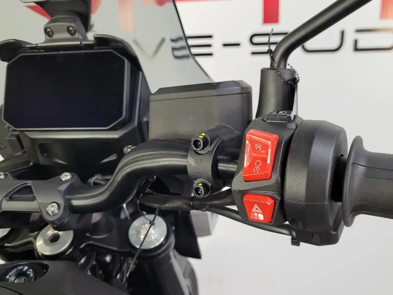 2025 Moto Guzzi V85 STRADA