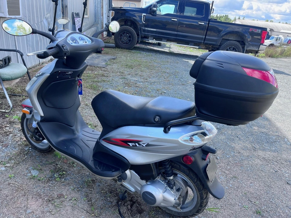 2010 Piaggio 150 Fly alt