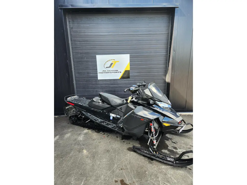 Ski-Doo UYNG 2022 - Backcountry XRS 850 E-TEC