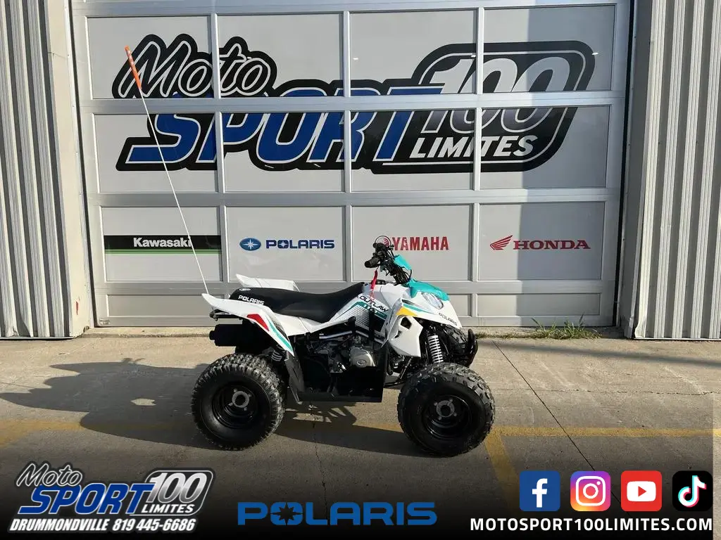 Polaris OUTLAW 110 EFI - blanc éclatant / vert rayonnant 2025