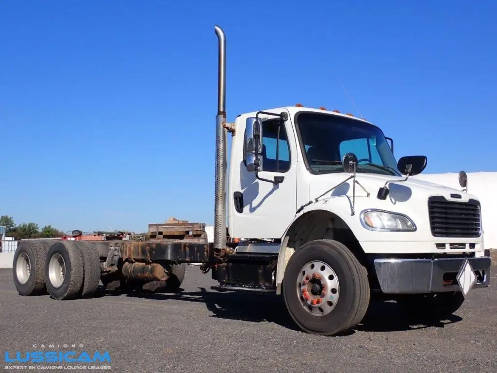 2013 Freightliner M2106 