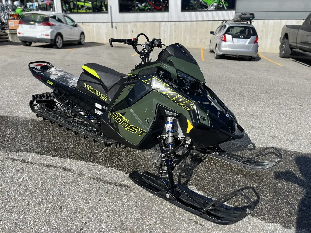 2024 Polaris PATRIOT BOOST RMK KHAOS SLASH 165 Patriot Boost – Army Green / Gloss Black / Neon