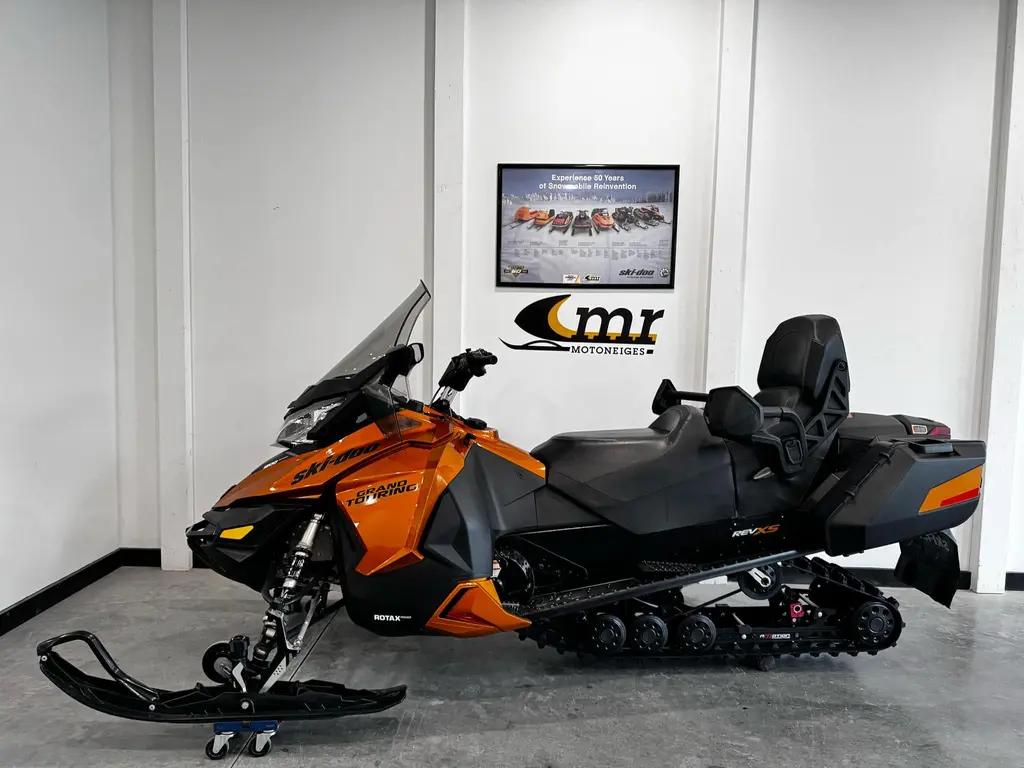 2017 Ski-Doo GRAND TOURING SE