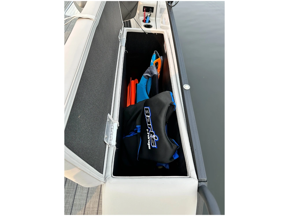 2025 Sylvan L3 Clz Dh + $2500 Watersports Package Included!! No Luxury Tax* alt