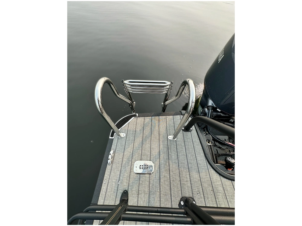 2025 Sylvan L3 Clz Dh + $2500 Watersports Package Included!! No Luxury Tax* alt