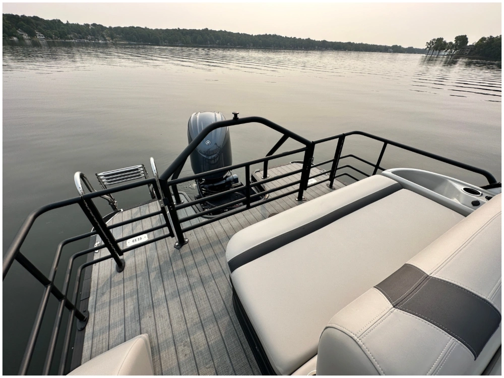 2025 Sylvan L3 Clz Dh + $2500 Watersports Package Included!! No Luxury Tax* alt