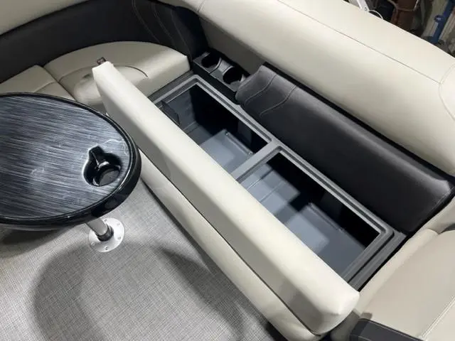 2023 Sylvan Mirage Cruise 8522