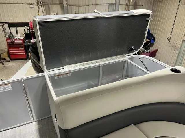 2023 Sylvan Mirage Cruise 8522