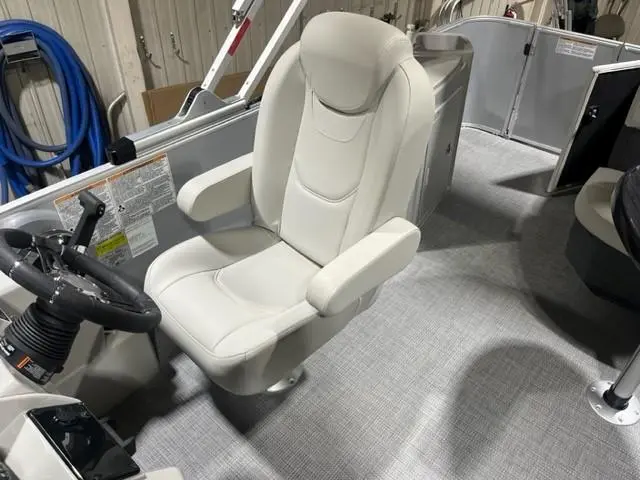 2023 Sylvan Mirage Cruise 8522