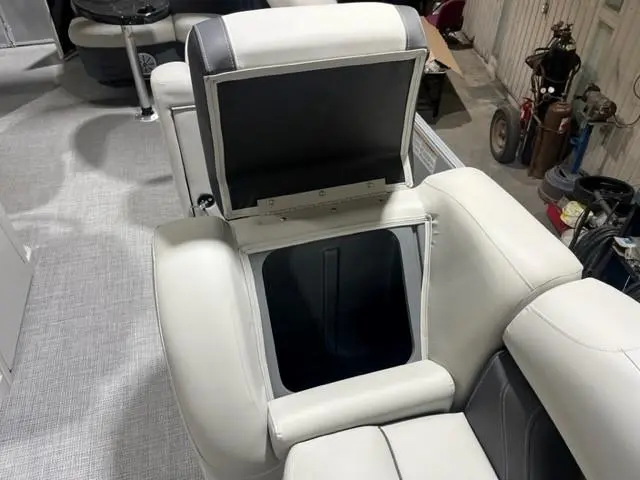 2023 Sylvan Mirage Cruise 8522