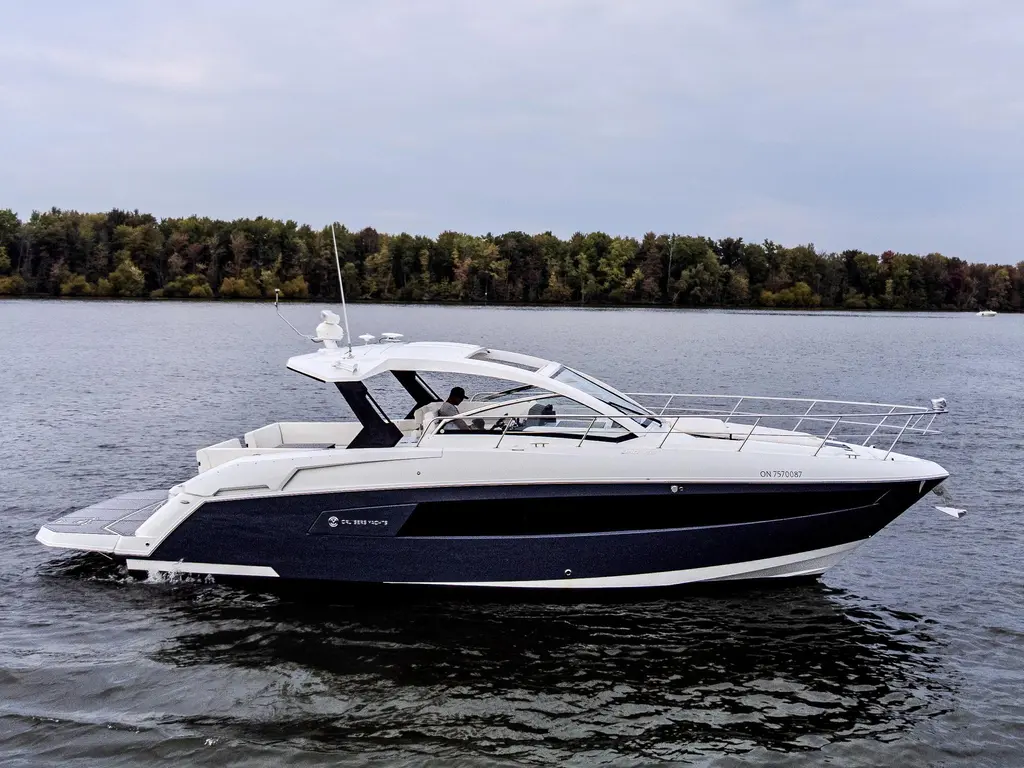 Cruisers Yachts 390 Express Coupe 2020