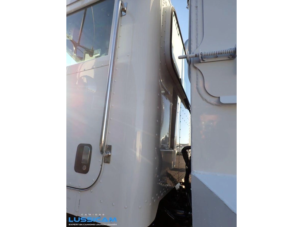 2020 Peterbilt 348