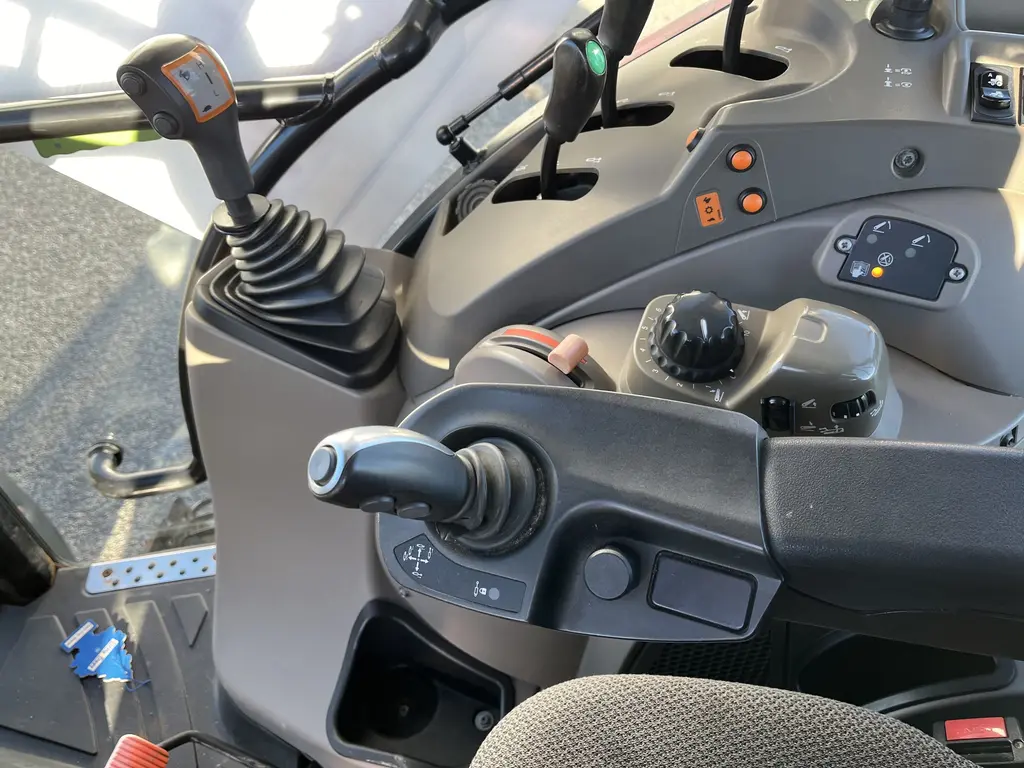 Case IH Farmall 105U 2015