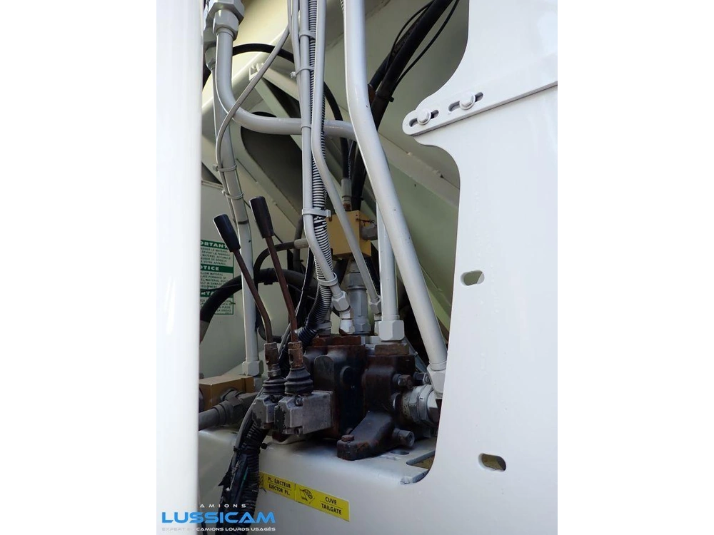 2020 Peterbilt 348