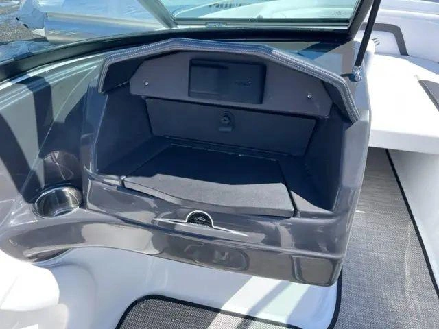Monterey 224fs Bowrider 2023 alt