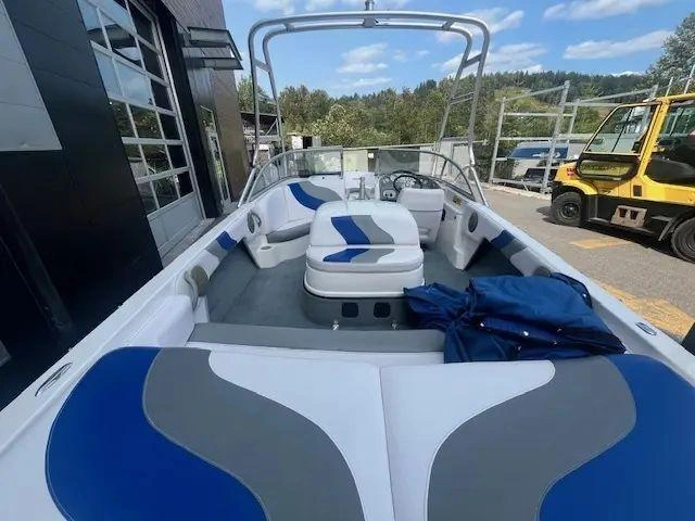 2003 Moomba Outback alt