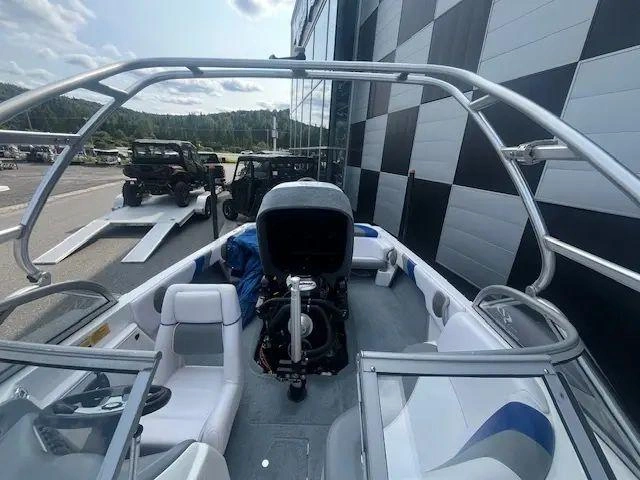 2003 Moomba Outback alt