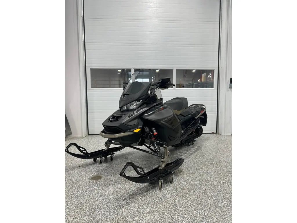 2022 Ski-Doo SM MACHZ 9ATR BK 1.25RS2P SAS VIP 22 900 ACE Turbo R – Carbon Black/Liquid Titanium