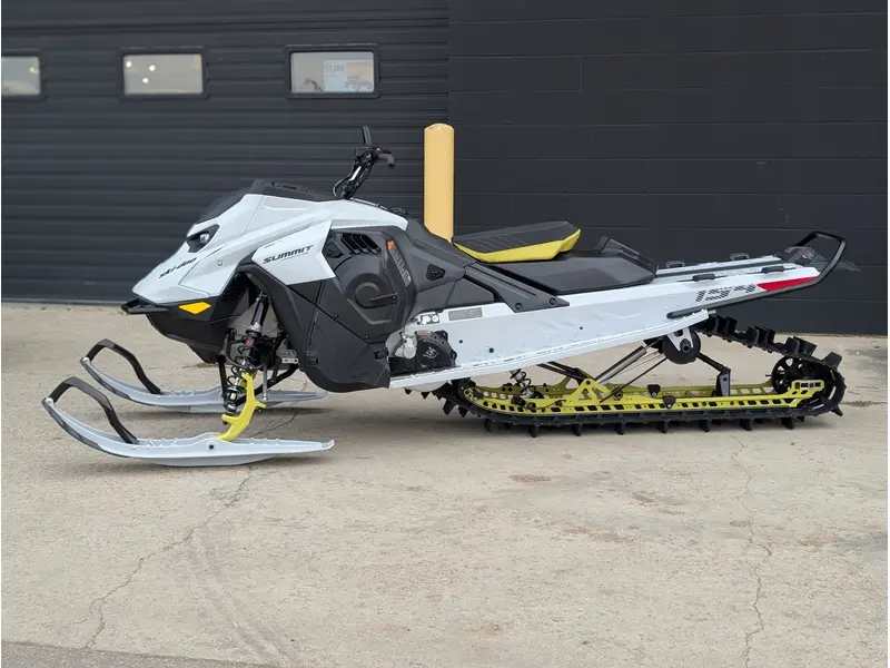 2025 Ski-Doo SUMMIT ADR w/ EDGE Pkg 154 850 E-TEC PowderMax Light FlexEdge 2.5" SHOT