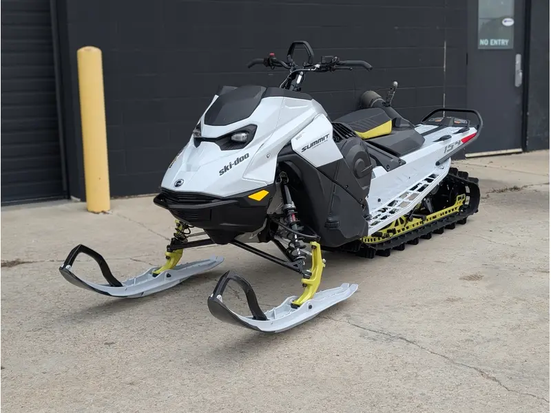 2025 Ski-Doo SUMMIT ADR w/ EDGE Pkg 154 850 E-TEC PowderMax Light FlexEdge 2.5" SHOT