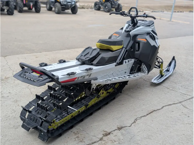 2025 Ski-Doo SUMMIT ADR w/ EDGE Pkg 154 850 E-TEC PowderMax Light FlexEdge 2.5" SHOT