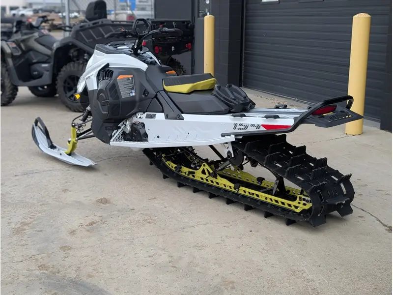 2025 Ski-Doo SUMMIT ADR w/ EDGE Pkg 154 850 E-TEC PowderMax Light FlexEdge 2.5" SHOT