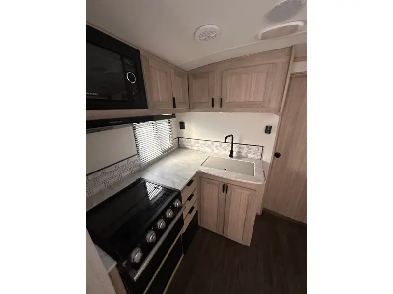 2022 Cruiser RV Shadow cruiser 239RBS