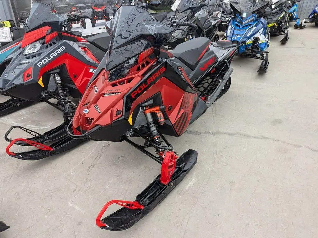 2025 Polaris 850 INDY VR1 137 Dynamix Matte Marmalade Orange / Gloss Black / Indy Red