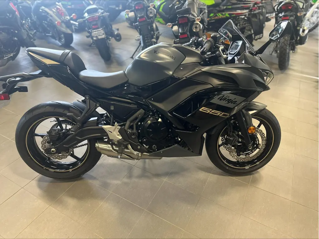 Découvrez le Kawasaki NINJA 650 2025 dans votre concession à Chateau