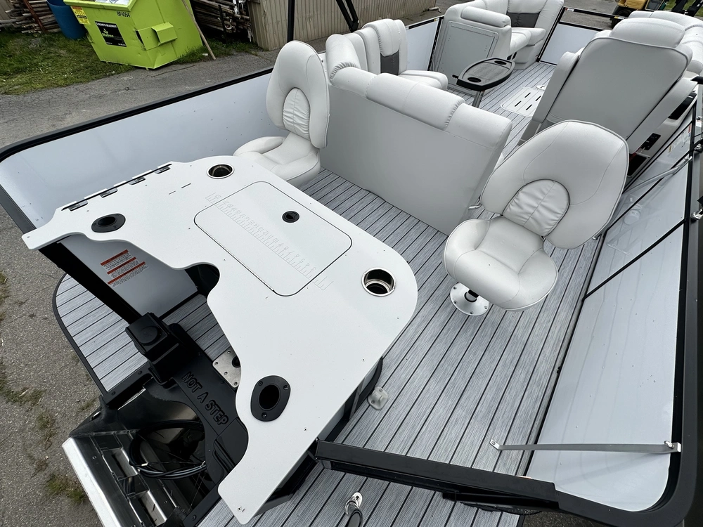 2024 Suncatcher Fusion 322rf alt