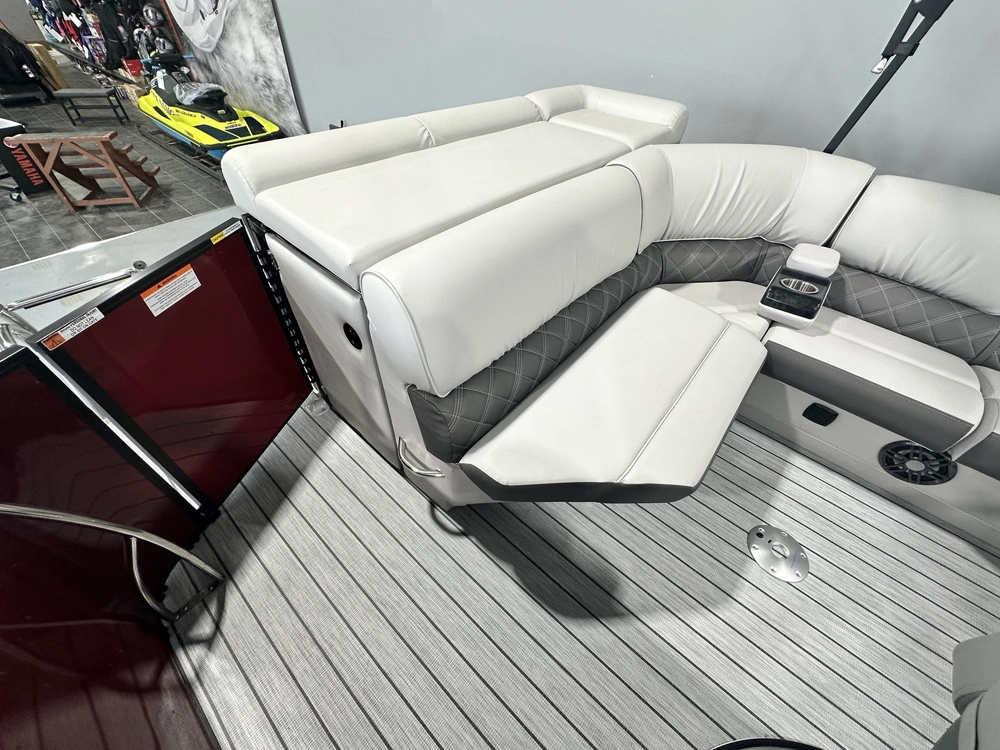 2024 Suncatcher Elite 322c alt