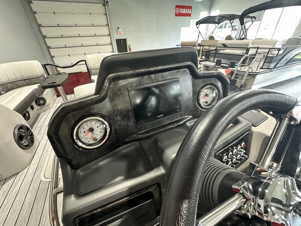 2024 Suncatcher Elite 322c alt