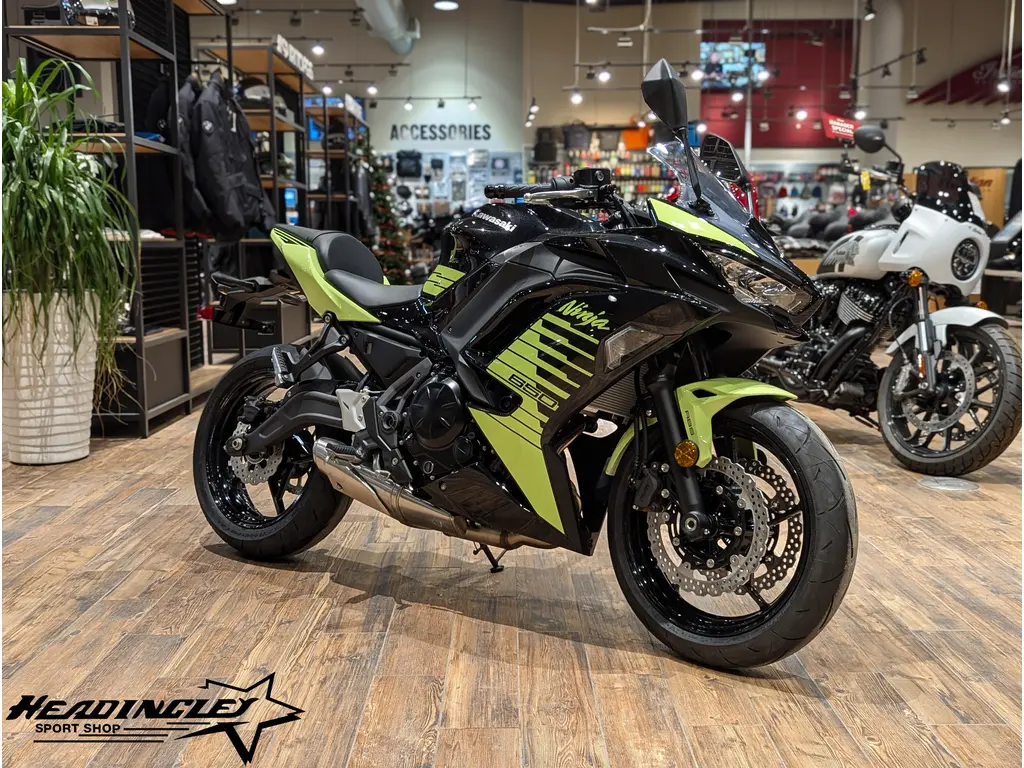 2026 Kawasaki Ninja 650 // Metallic Yellowish Green/Metallic Spark Black 