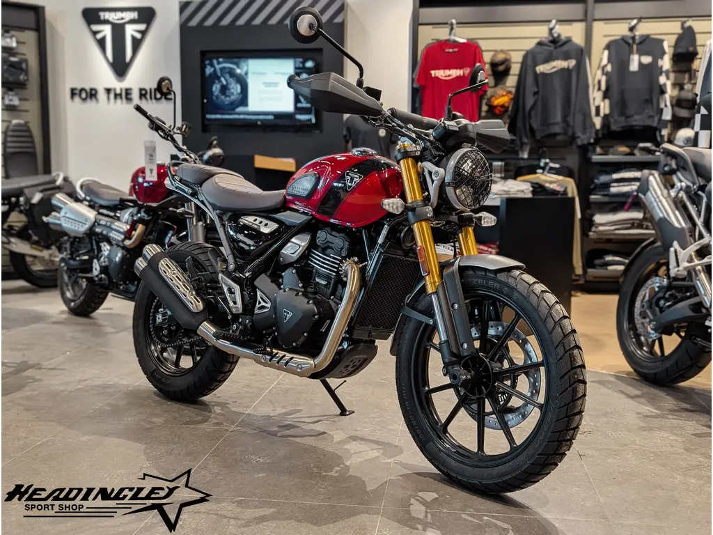 2025 Triumph Scrambler 400 X // Carnival Red/Phantom Black 