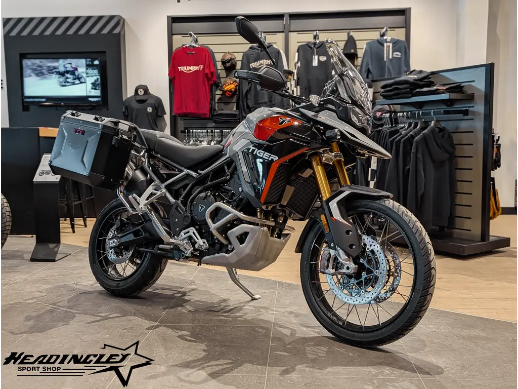 2025 Triumph Tiger 900 Rally Pro // Ash Grey/Intense Orange w/ Expedition Panniers