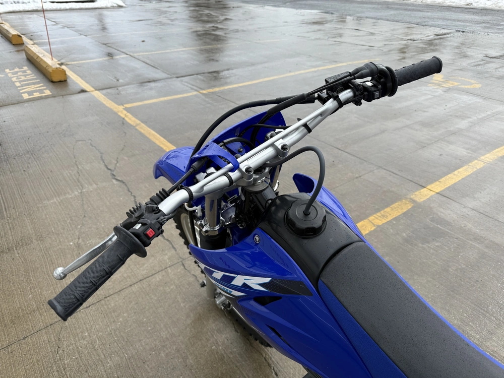 2025 Yamaha Tt-r 230 alt