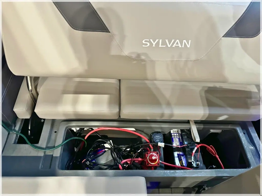 2024 Sylvan L-3 Dlz Dh Bar + $2000 Watersports Package Included!! No Luxury Tax* alt