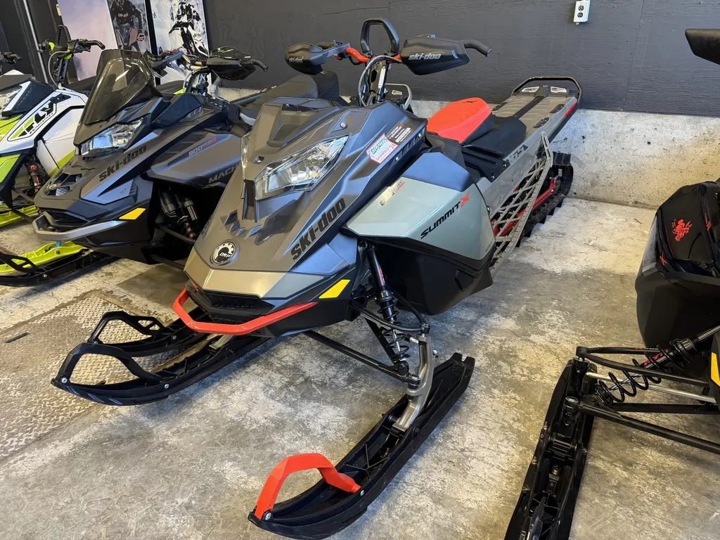 2022 Ski-Doo SUMMIT