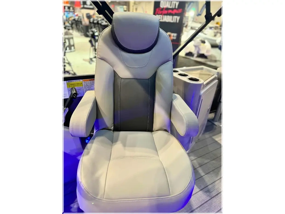 2024 Sylvan L-3 Dlz Dh Bar + $2000 Watersports Package Included!! No Luxury Tax* alt