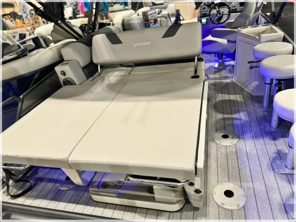 2024 Sylvan L-3 Dlz Dh Bar + $2000 Watersports Package Included!! No Luxury Tax* alt