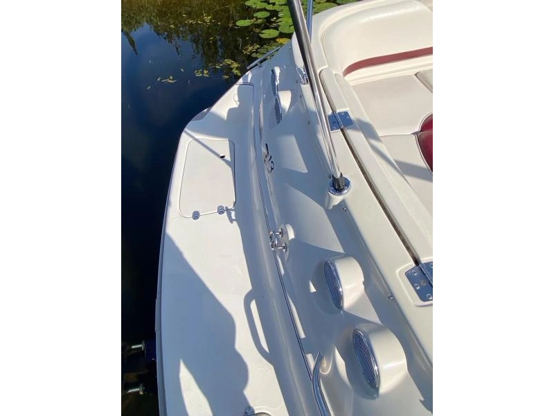 1999 Larson Escape 213 alt