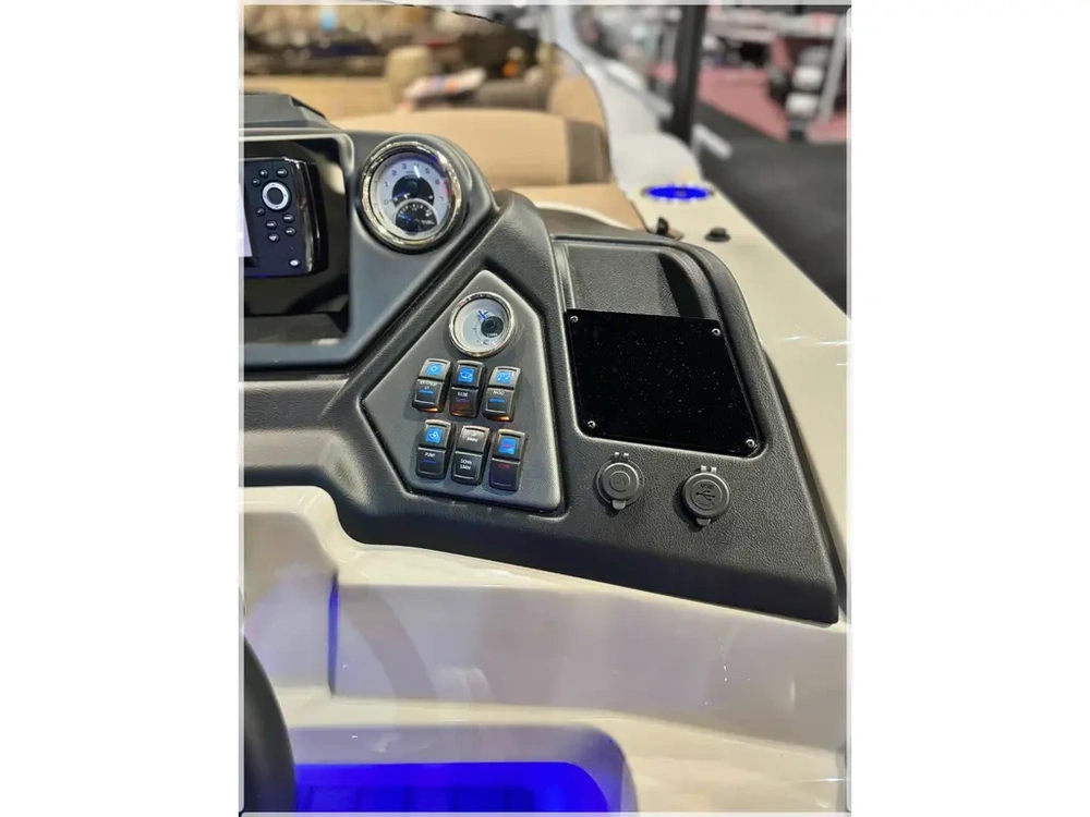 2024 Sylvan L-3 Dlz Dh Bar + $2000 Watersports Package Included!! No Luxury Tax* alt