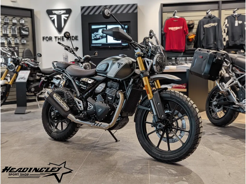 2025 Triumph Scrambler 400 X // Matte Khaki Green/Fusion White - w/ Windscreen, Pannier & High Mudguard