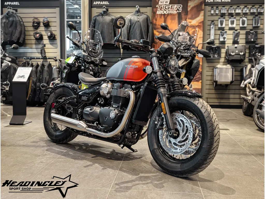 2025 Triumph Bonneville Bobber // Matte Graphite/Matte Baja Orange