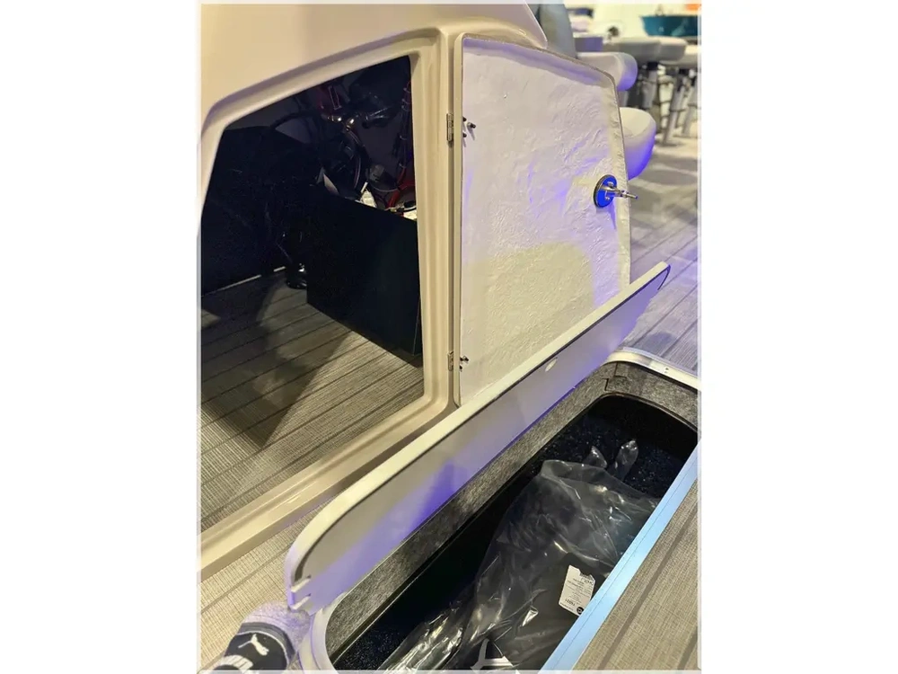 2024 Sylvan L-3 Dlz Dh Bar + $2000 Watersports Package Included!! No Luxury Tax* alt