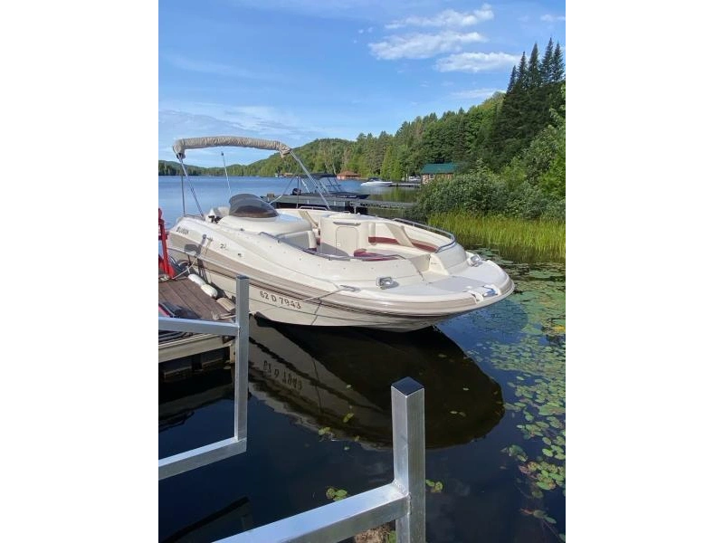1999 Larson Escape 213 alt